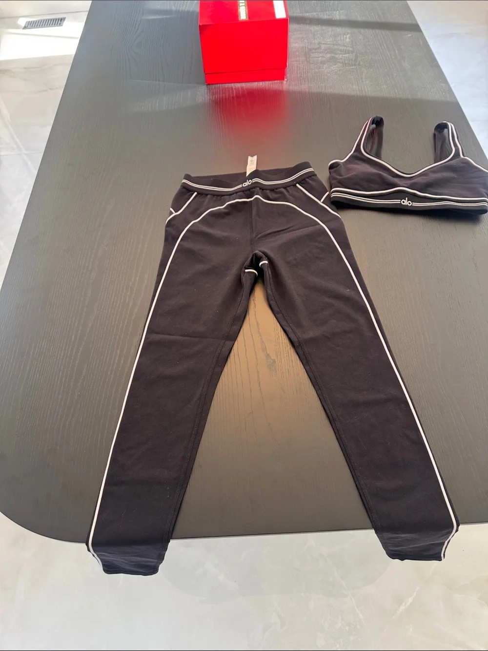 ALO Yoga Airbrush Heartthrob Set-Medium